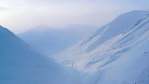 Atigun Pass during winter along dalton highway Alaska Vídeo Stock 134582695