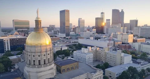 Atlanta skyline at sunset with the Georgia Capitol dome, USA Vidéo 92111953