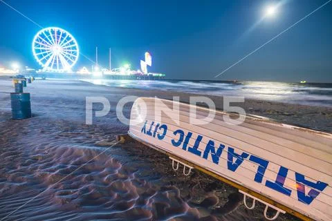 Atlantic city,new jersey,usa. 09-04-17: Atlantic City Boardwalk at night. Stock Photos