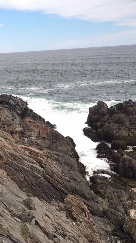 Atlantic ocean breakers push onshore in large rocks ay Ogunquit, Maine Stock Footage 336534627