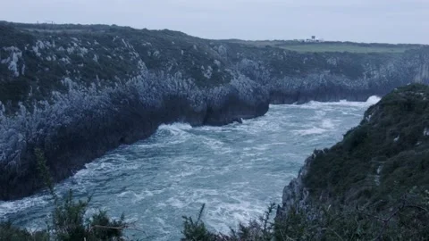 Atlantic Ocean Crashing Between Cliffs On A Cloudy Day Video stock 170016451