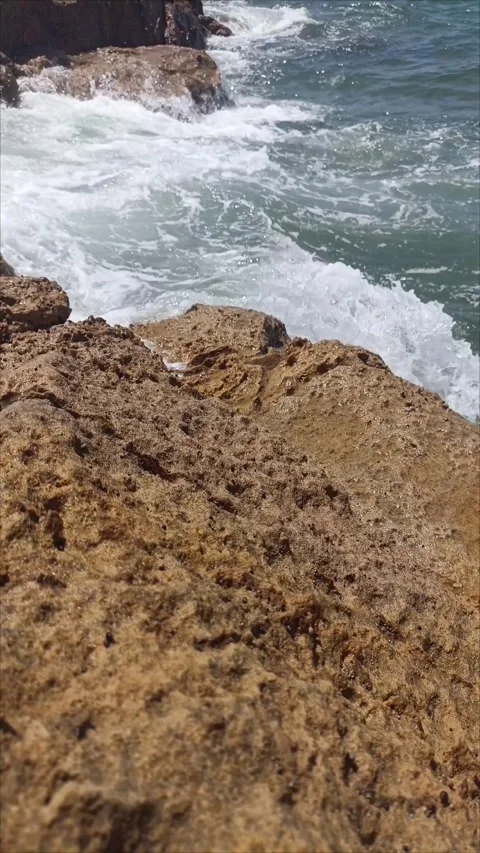 Atlantic ocean waves crashing against rocky cliffs in Asilah Morocco Vídeos de archivo 342250130
