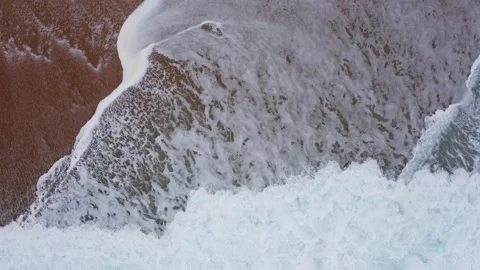 Atlantic ocean waves washing sandy coast at Farol da Nazaré in Nazare, 4K aerial Vidéo 311834742