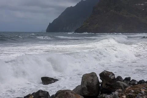 Atlantic waves crash against cliffs on Madeira north coast near Seixal Foto stock