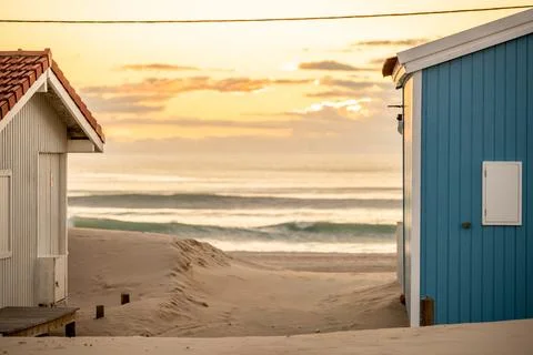 Atlantic waves visible between coastal beach wooden huts Foto stock