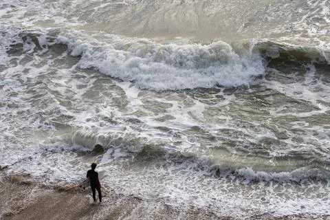 Atlantic winter waves rolling toward surfers offshore Foto stock
