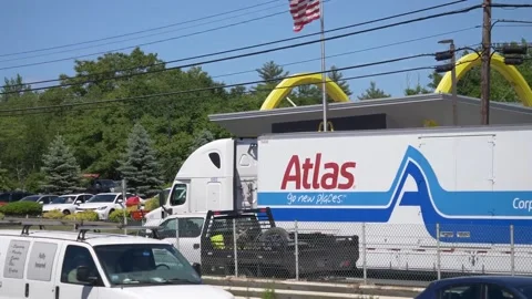 Atlas relocation moving van lines truck, highway traffic 스톡 동영상 132922960