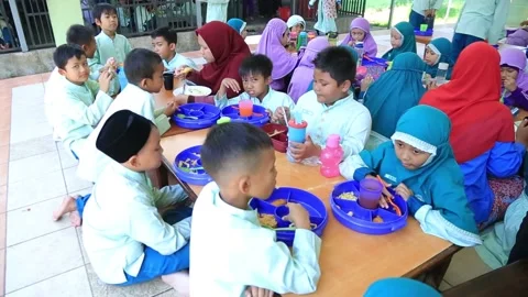 The atmosphere of elementary school students having lunch together Stock Footage 161383872