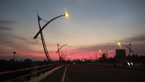 The atmosphere of the flyover background of the setting sun Foto stock