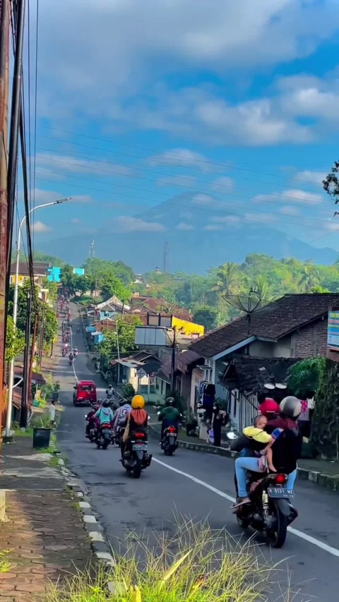 The atmosphere of the road is crowded with vehicles Stock Footage 202628930