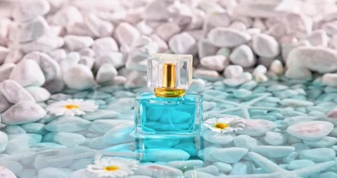 Atomatic blue perfume as holiday beach scent. Vidéo 334001786