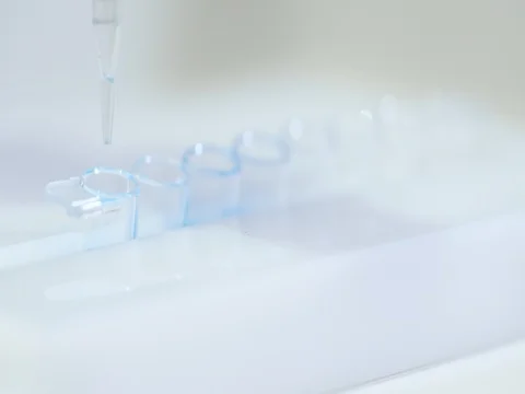 Atomatic pipette and samples Vídeo Stock 75767317