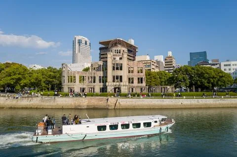 Atomic Bomb Dome and river cruise boat on the Motoyasu River in Hiroshima, Japan Stock Photos