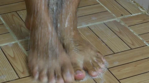 Atomizer cleaning feet 스톡 동영상 56696328