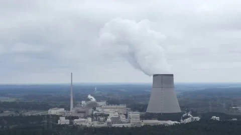 Atomkraftwerk mit Dampf Stock Footage 239146523