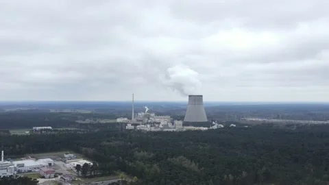 Atomkraftwerk mit Dampf Видео 239146573