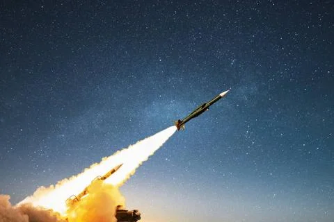 Atomrakete mit Rauch und Explosion auf das Ziel am Sternenhimmel. Waffen, ... Stock Photos