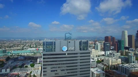 Att building orbit clouds downtown los angeles blue sky drone Vidéo 63384830