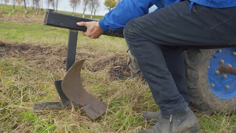 Attach the plow to the tractor Video stock 223876505