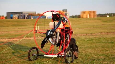 Attaching the paraglider Stock-Footage 40673053