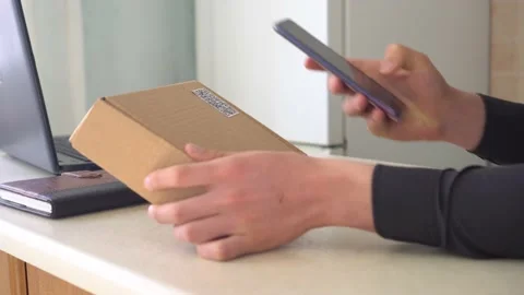 Attaching a QR code to delivery or package Stock Footage 165578595