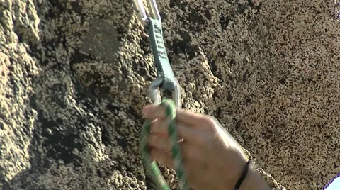 Attaching rope to a carabiner Video stock 948522