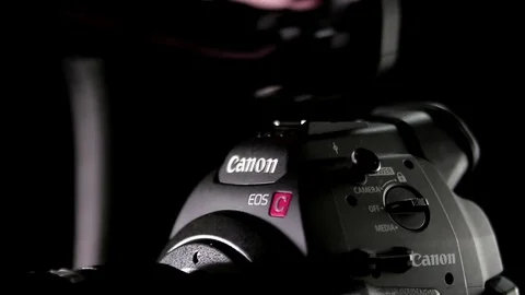 Attaching Top Handle to Cinema Camera - Canon C100 Vídeo Stock 72972691