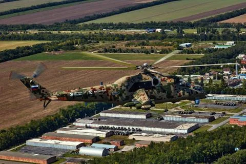 Attack helicopter Mi-35P in flight, view from a parallel helicopter (export v Foto stock