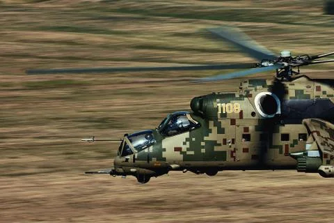 Attack helicopter Mi-35P in flight, view from a parallel helicopter (export v Foto stock