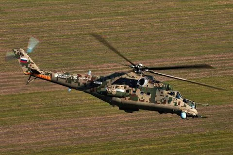 Attack helicopter Mi-35P in flight, view from a parallel helicopter (export v Foto stock