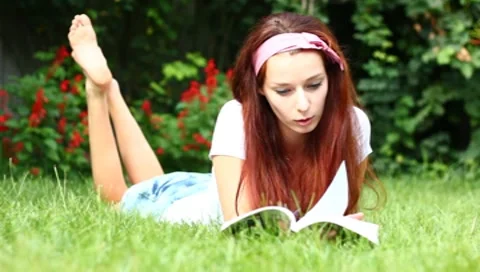 Attentive reader Video stock 7904975