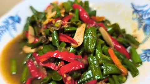 The attraction of delicious fresh vegetable side dishes. 001A 스톡 동영상 334102133