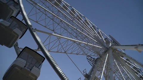 The attraction the ferris wheel glows and flashes 库存影片 113225864