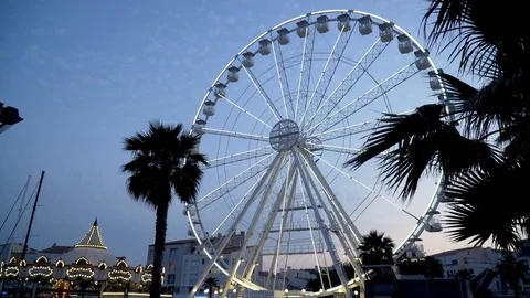 The attraction the ferris wheel glows and flashes 库存影片 113407761