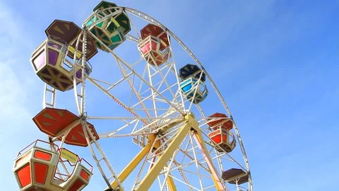Attraction wheel on blue sky background . Vidéo 85571474