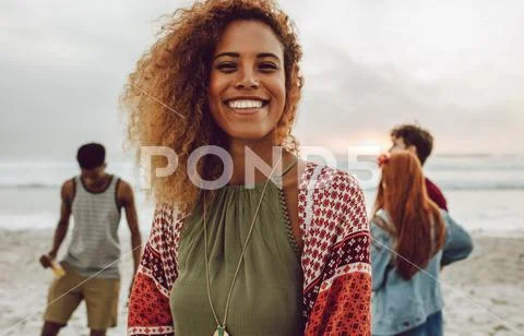 Attractive african woman on the beach Stock-Fotos