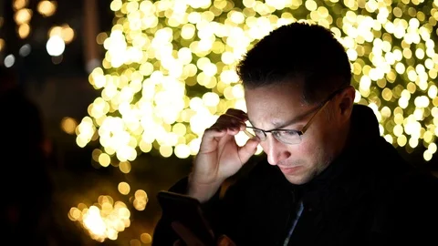 Attractive average man using cell phone at night Vídeos de archivo 123983913