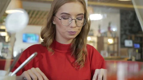 Attractive blonde eats at a cafe a salad with chicken in a cafe. Video stock 103686730