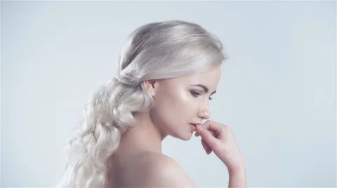 Attractive blonde smiling woman portrait on white background. Vidéo 59299973