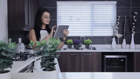 Attractive brunette woman using tablet computer retail internet surfing. Stockbeeldmateriaal 199629070