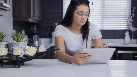 Attractive brunette woman using tablet computer retail internet surfing. Stockbeeldmateriaal 199629105