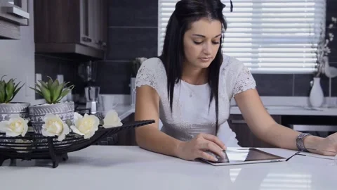 Attractive brunette woman using tablet computer retail internet surfing. Stockbeeldmateriaal 199629108