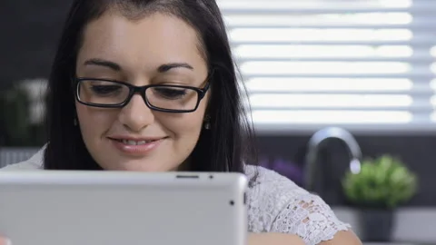 Attractive brunette woman using tablet computer retail internet surfing. Stock-Footage 199629133