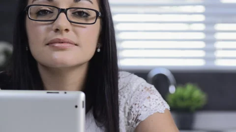 Attractive brunette woman using tablet computer retail internet surfing. Stockbeeldmateriaal 199629162