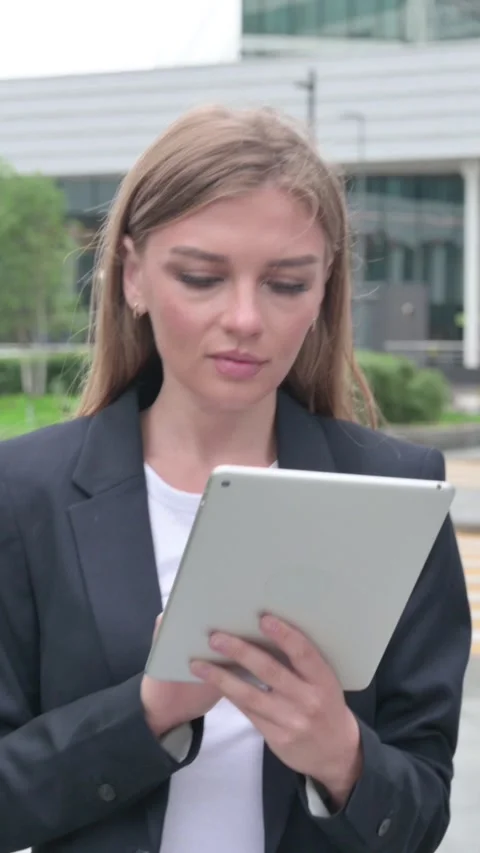 Attractive Businesswoman using Tablet while Walking on the Street, Vertical Vídeos de archivo 340027839