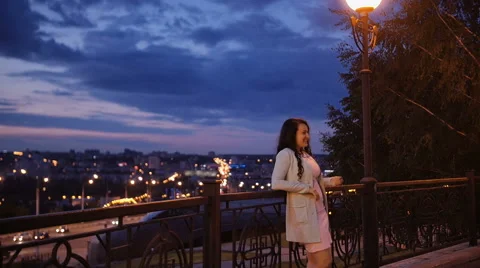 Attractive casually dressed couple enjoy a romantic stroll alongside the city Stock Footage 65471782