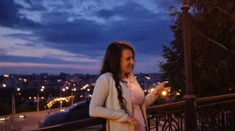 Attractive casually dressed couple enjoy a romantic stroll alongside the city Vídeos de archivo 65471819
