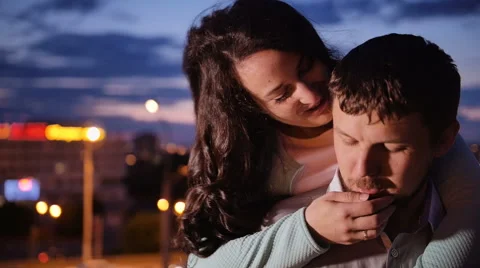 Attractive casually dressed couple enjoy a romantic stroll alongside the city Video stock 65472146