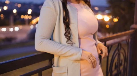 Attractive casually dressed couple enjoy a romantic stroll alongside the city Видео 65472155