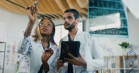 Attractive cvalified wise two diverse chemists in white gawns writing structural Vidéo 158109751